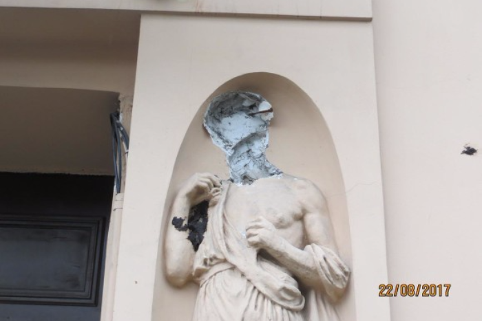 В Петербурге вандал снес голову «дерзко смотрящей» статуе