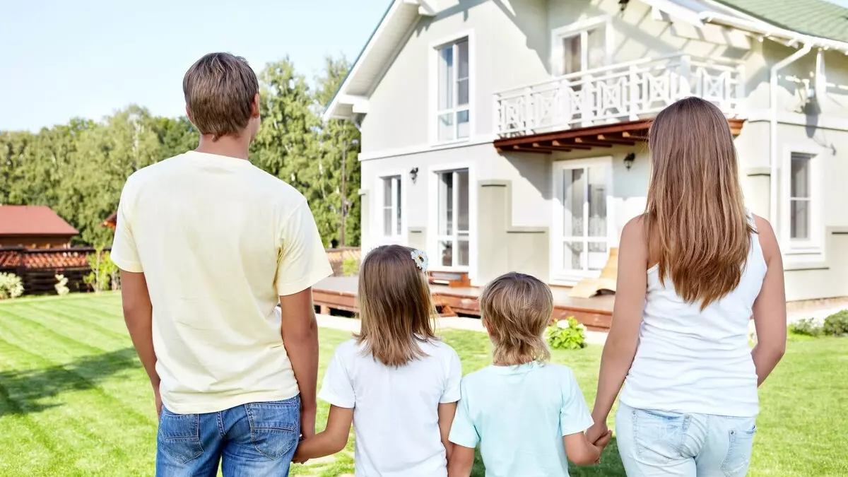 Каждой многодетной семье — квартиру: власти вынуждены всерьез взяться за демографию
