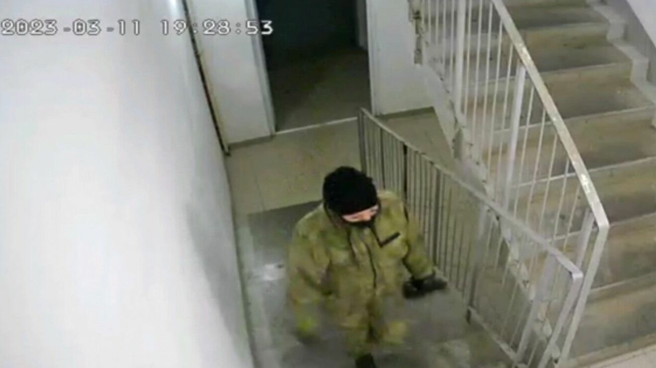 Жителей Челябинска напугала неизвестная в камуфляже и балаклаве с траурным букетом