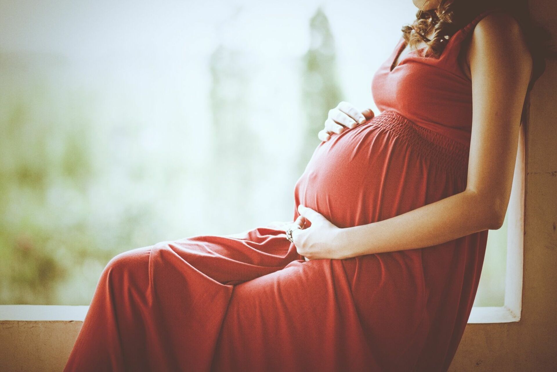 Woman is pregnant. Красивая беременна яженшина.