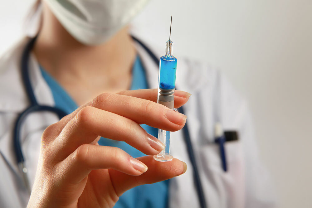 Опрос: 43% россиян не верят в пользу прививок