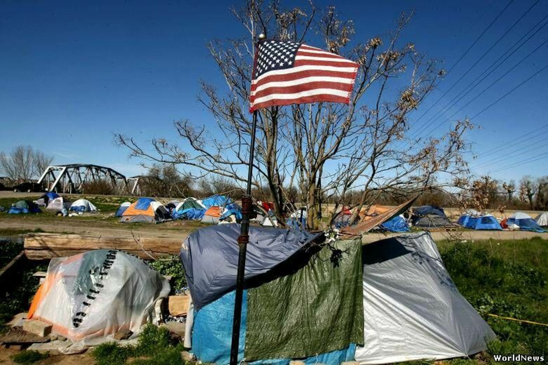 Бомжи в палатке. Палаточный лагерь бомжей Лос-Анджелес. Сан Франциско палаточный городок. Палаточный городок бездомных в США штат Калифорния. Палаточные лагеря в США.