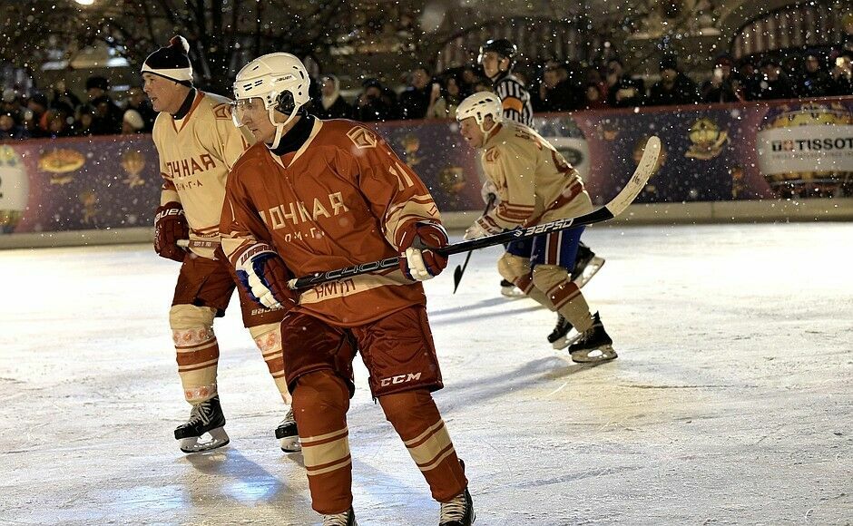 Сегодня ночью Путин играл в хоккей на Красной площади