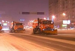 Москву продолжают чистить от снега (ВИДЕО)
