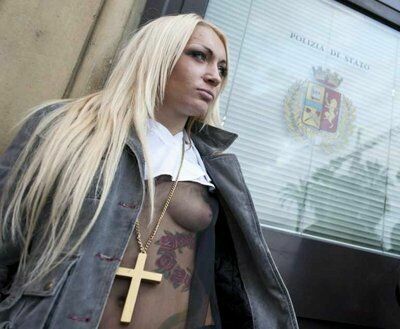 Активистки движения FEMEN обнажились в Ватикане