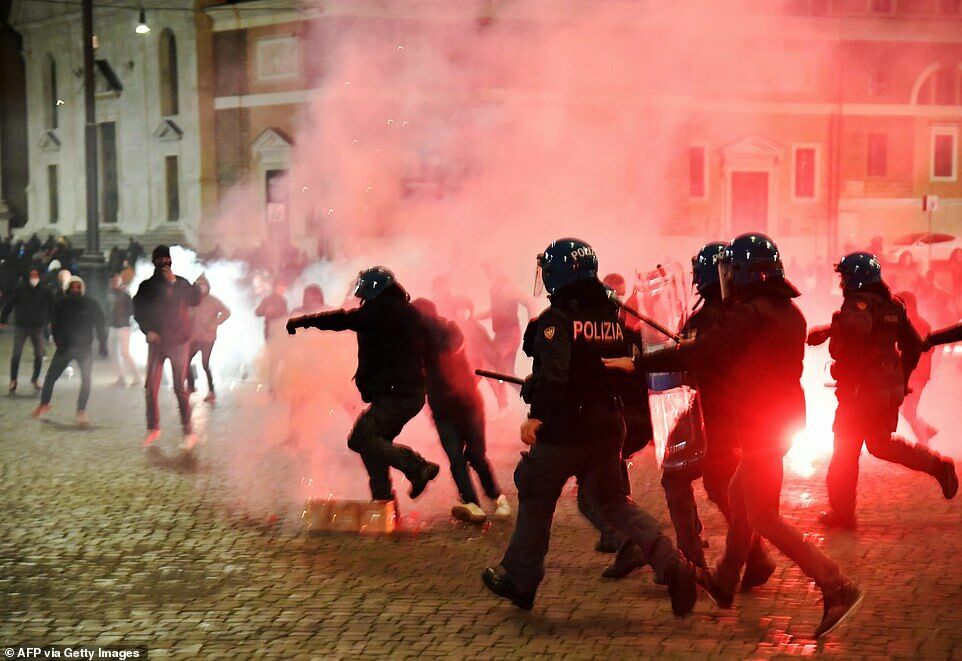 В Италии начались массовые беспорядки на фоне второго локдауна
