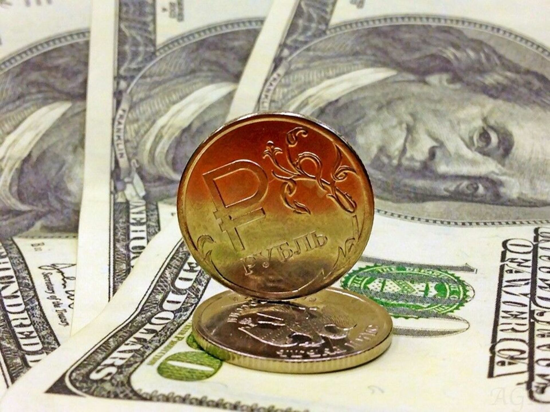 Рубль лучше доллара. Доллары в рубли. Валюта рубль. Рубль и доллар картинки. Российский доллар.