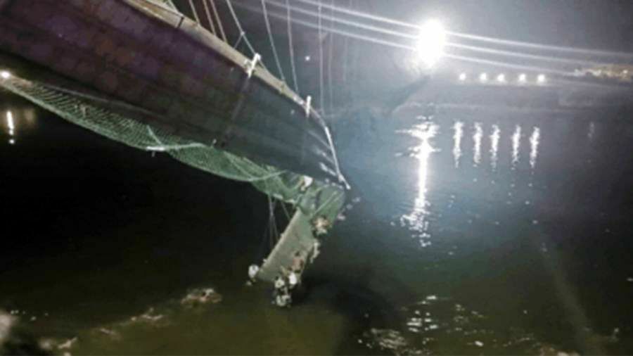 В Индии 40 человек погибли при обрушении моста