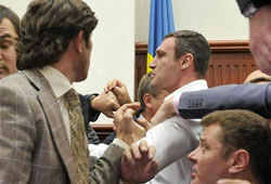 Боксер Кличко сцепился с депутатами в заминированном парламенте