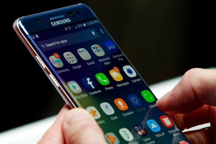 Задымившийся смартфон Samsung стал причиной эвакуации целого самолета