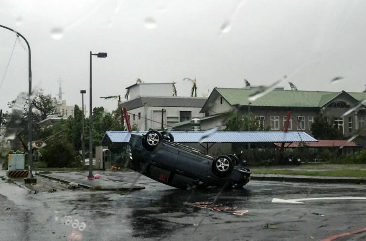 На Тайвань обрушился мощный тайфун, два человека погибли