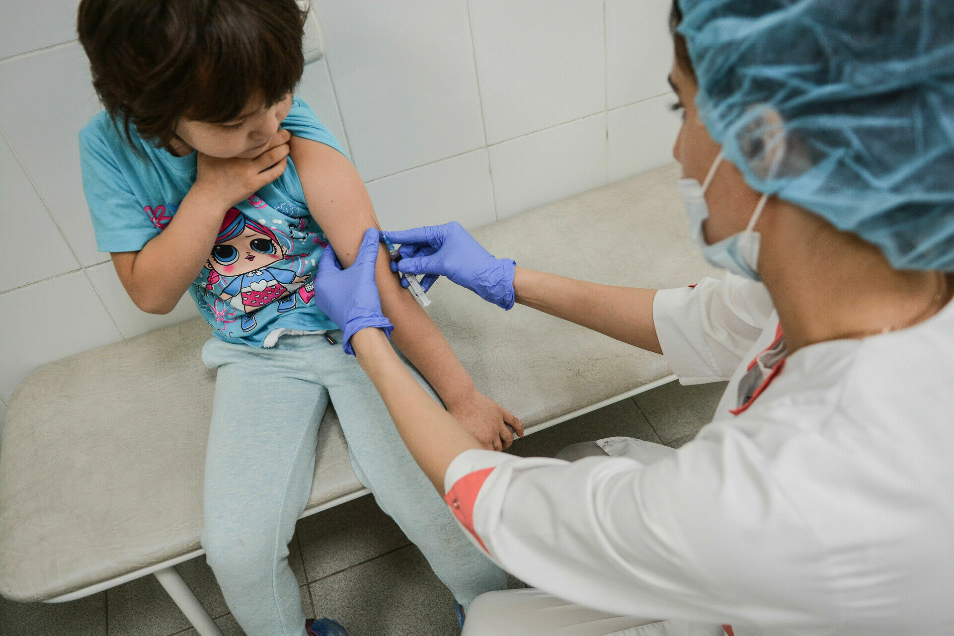 Власти ожидают начало вакцинации детей против ковида в декабре