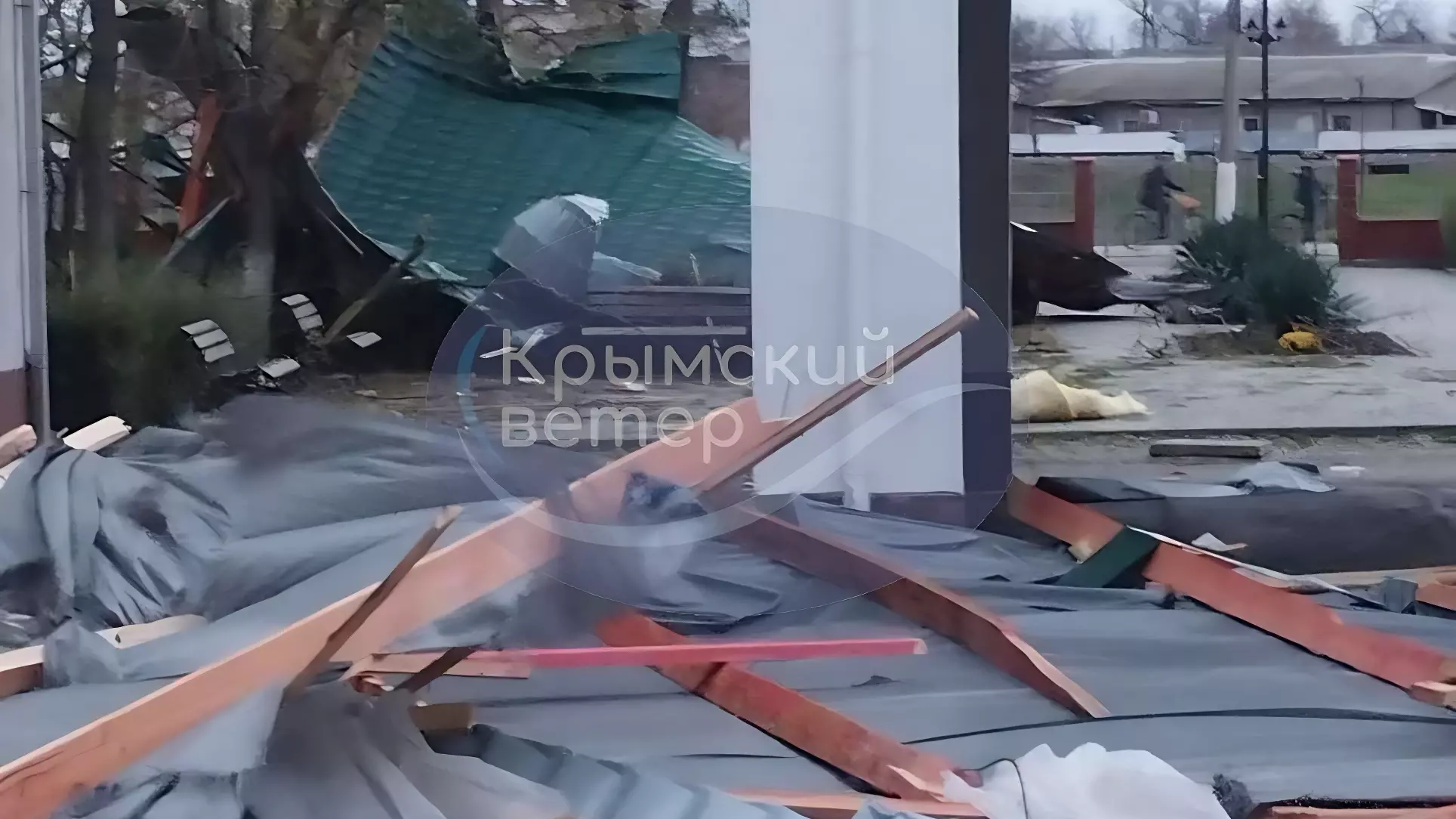 Смыло «Счастье», рушатся здания, срывает крыши: ураган нанес Крыму миллиардный ущерб