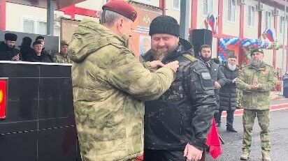 Глава Росгвардии вручил Рамзану Кадырову медаль «За боевое содружество»
