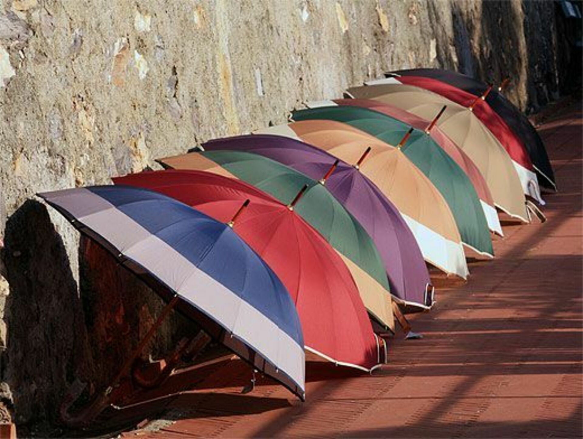 Значит зонтик. Красивый зонт. Зонты много. Современные зонтики от солнца. Реклама зонта.