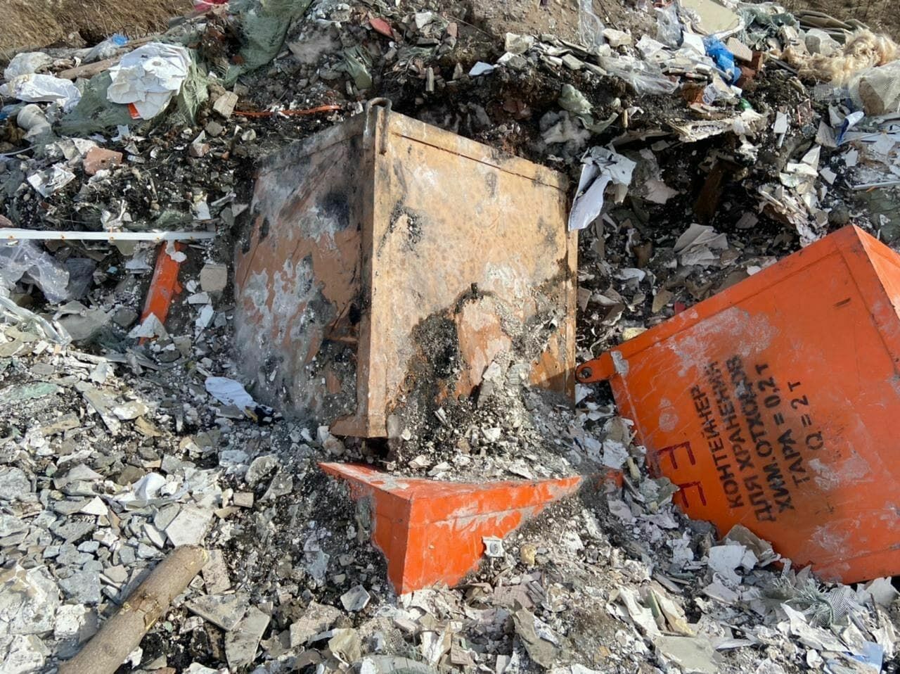 В Красноярске на свалке нашли контейнеры с маркировкой химических отходов