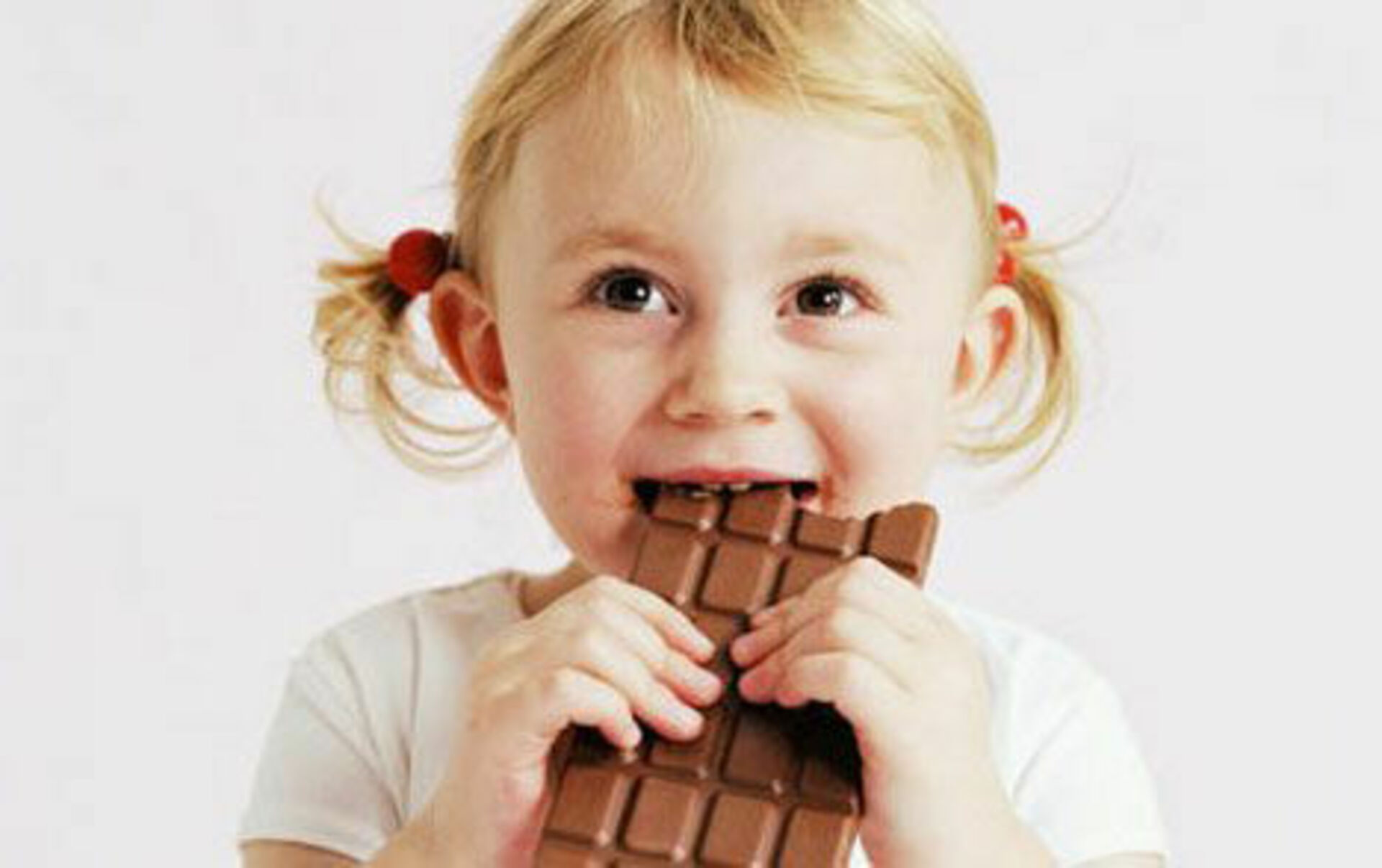 Шоколадки кушаем. Шоколадки для детей. Конфеты детям. Дети и сладкое.