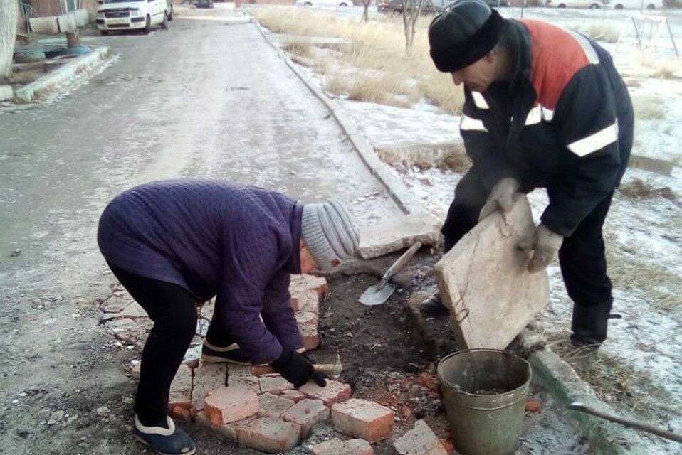 Пенсионерка из Бурятии сама отремонтировала дорогу перед домом