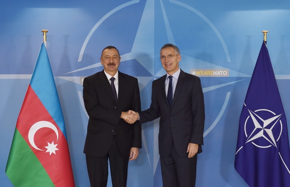 Президент Азербайджана Ильхам Алиев поддерживал тесные контакты с НАТО, а ВС Азербайджана принимали участие в совместным миссиях в Косово, Афганистане и Ираке 