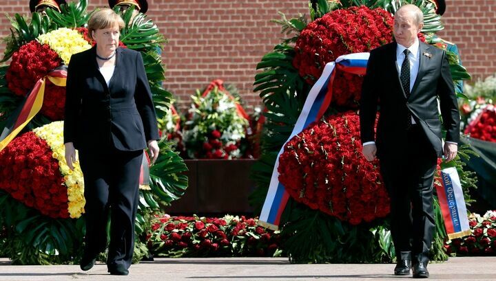 Путин и Меркель возложили цветы к Могиле Неизвестного солдата