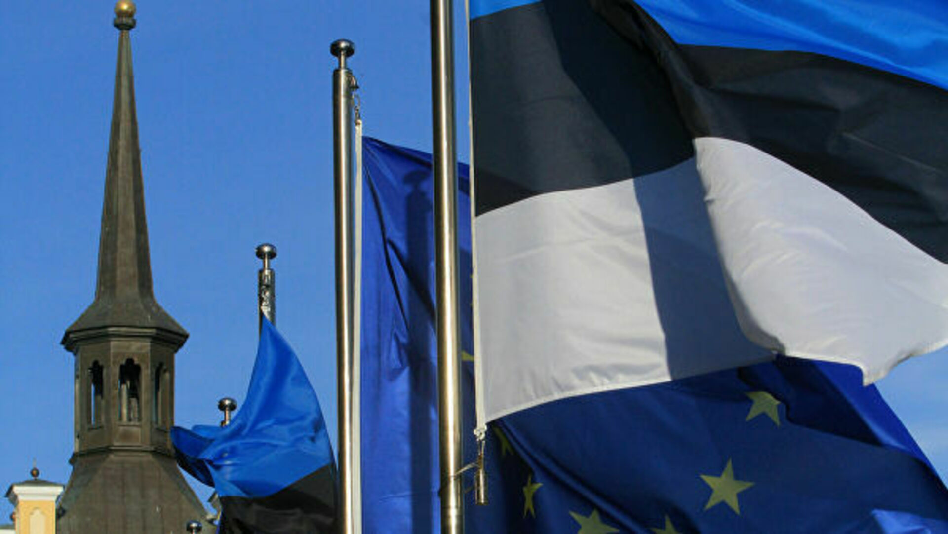 Эстония планирует. Флаг Эстонии в Таллине. Эстония Евросоюз. Флаг Эстонии и России. Флагштоки в Эстонии.