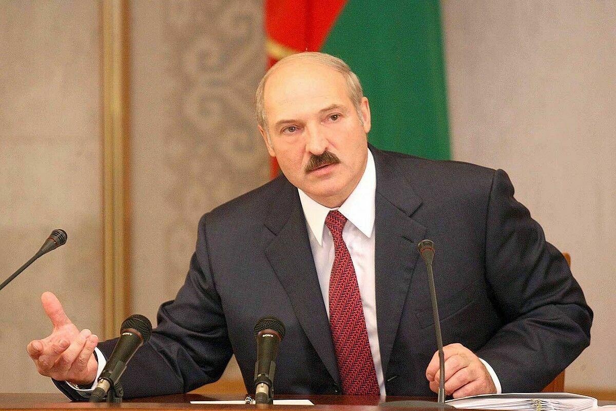 Лукашенко предложил формировать "народные дружины" из бывших военных