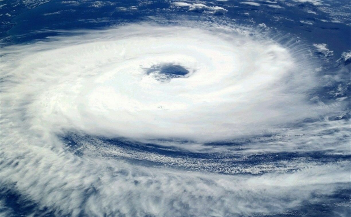 На Японский остров Хонсю надвигается разрушительный тайфун «Нанмадол»
