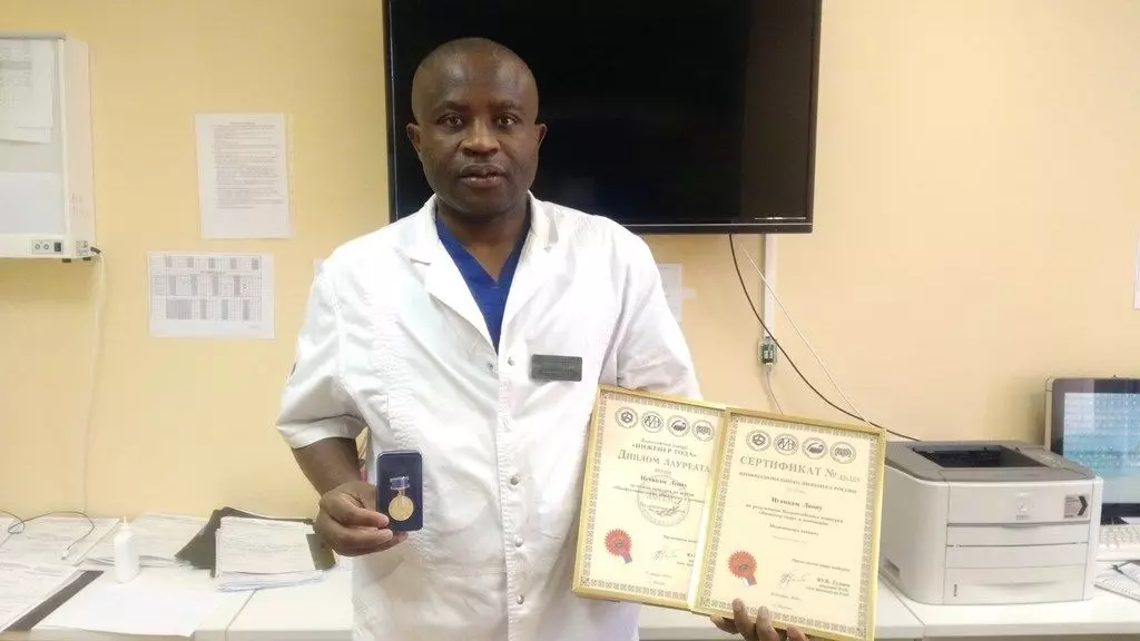 Леон Нганкам — нейрохирург из Твери