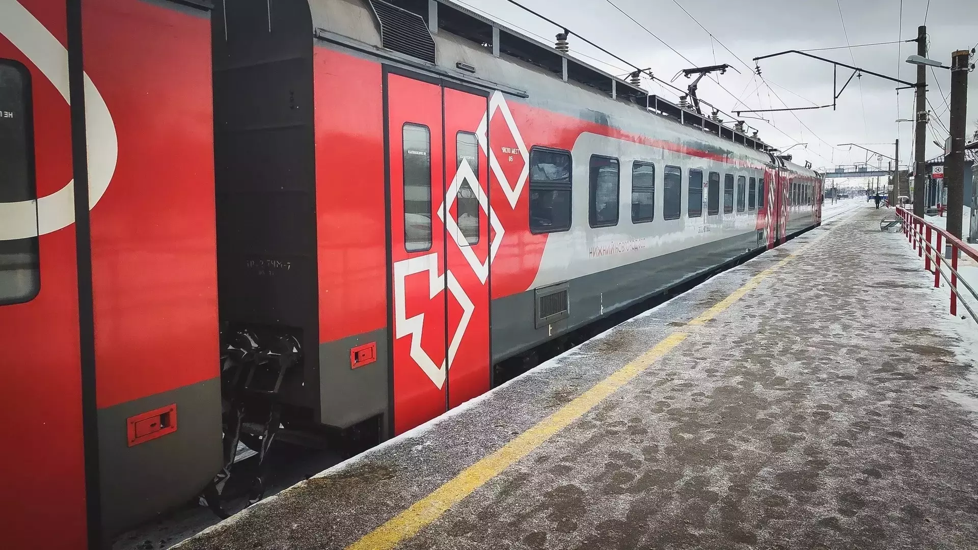 Очередная «Ласточка» с пассажирами замерзла в поле под Москвой