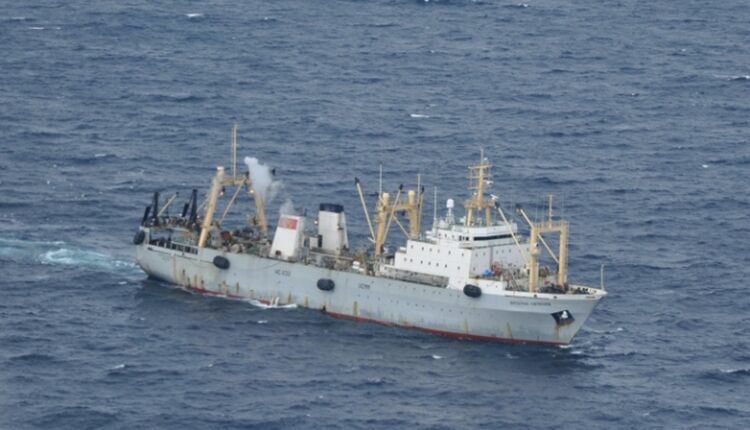 Траур по погибшим при крушении траулера морякам объявят на Сахалине 7 апреля