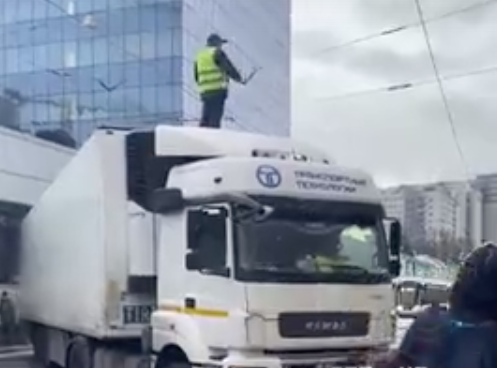 Водитель фуры перекрыл движение в центре Москве из-за долгов по зарплате (ВИДЕО)