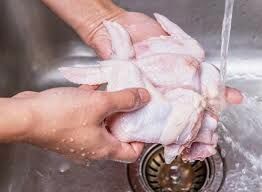 Американские и российские ученые поспорили о пользе мытья курицы