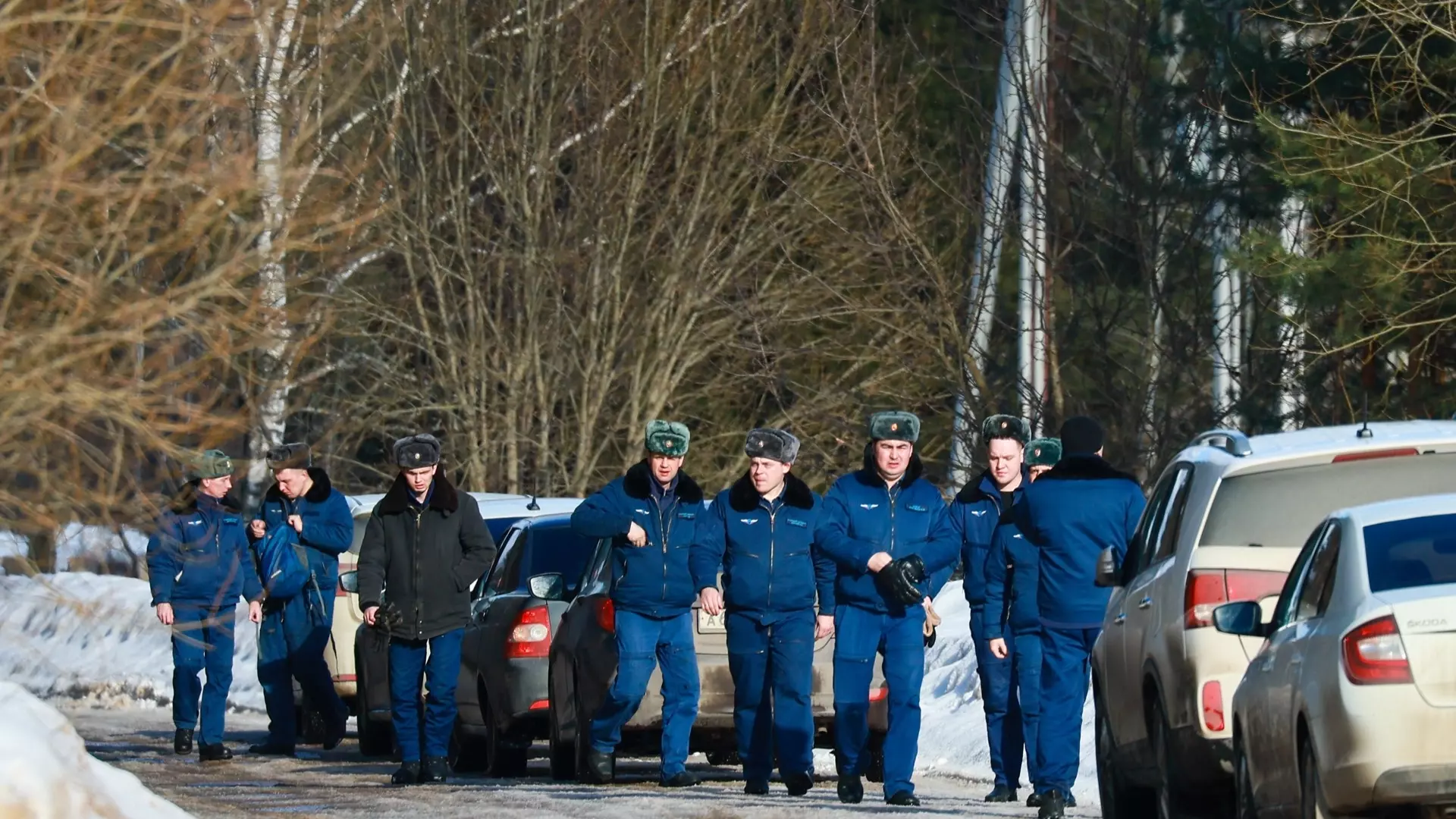 Летчики ВС РФ на дороге к месту крушения военно-транспортного самолета Ил-76 недалеко от аэродрома Северный.