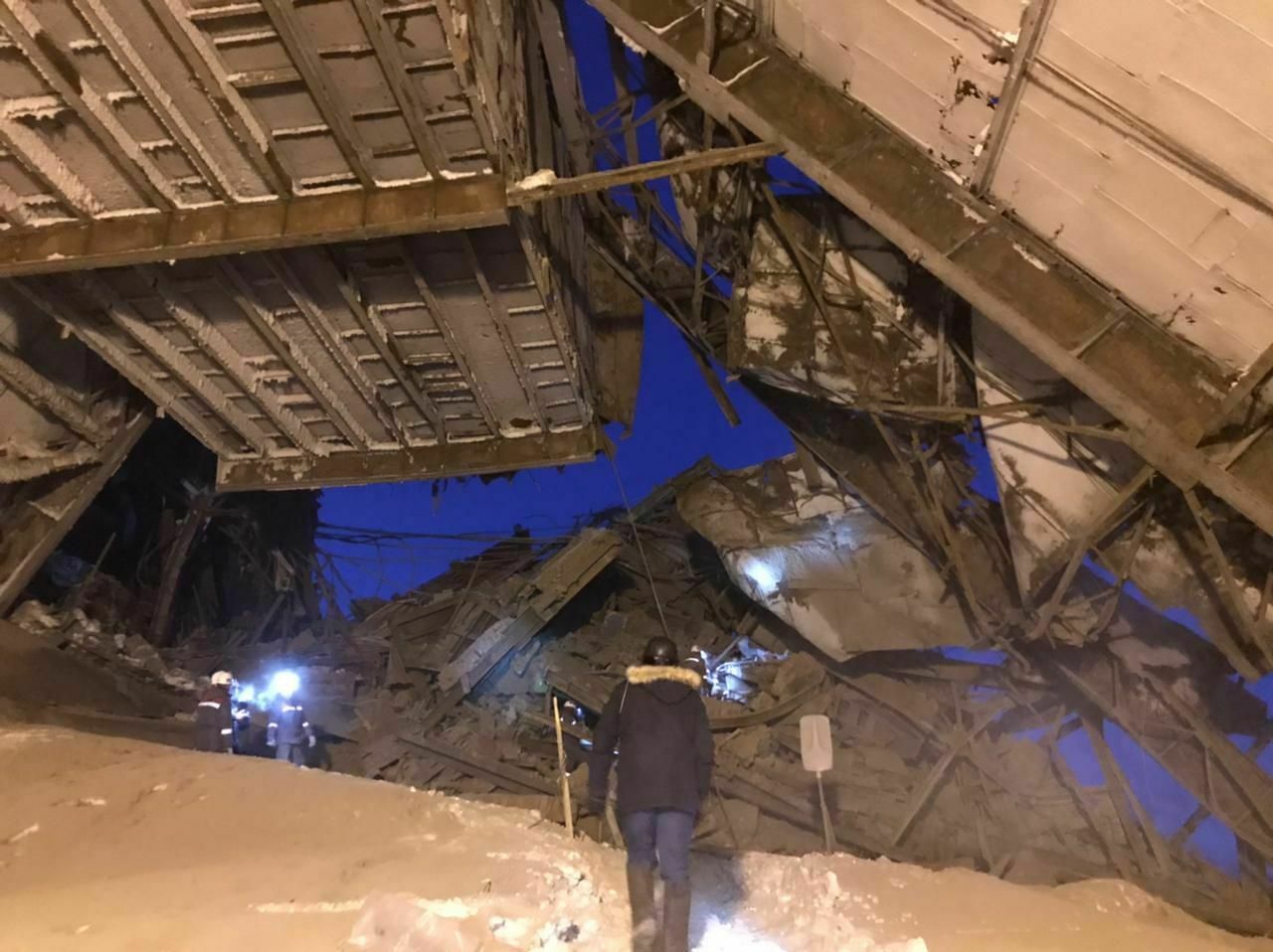 При обрушении крыши на фабрике в Норильске пострадали 8 человек, трое - погибли