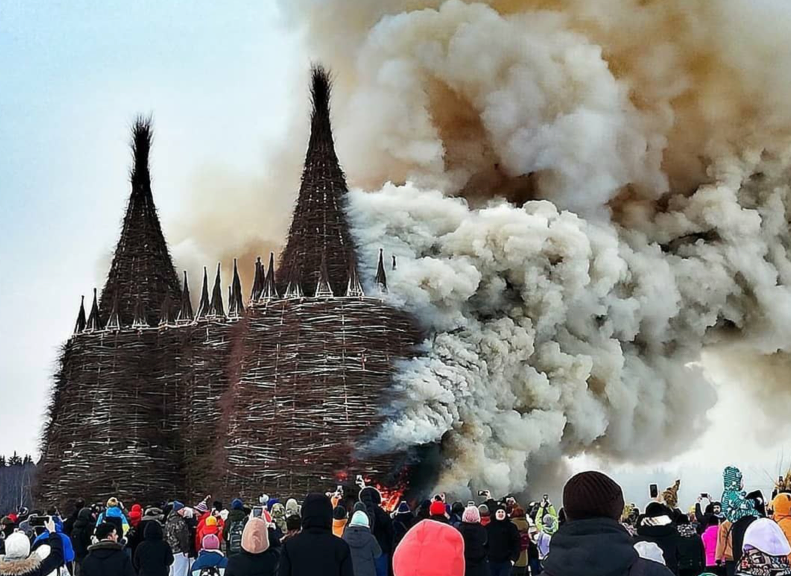 В Калужской области на Масленицу сожгли «замок корона-людоеда»