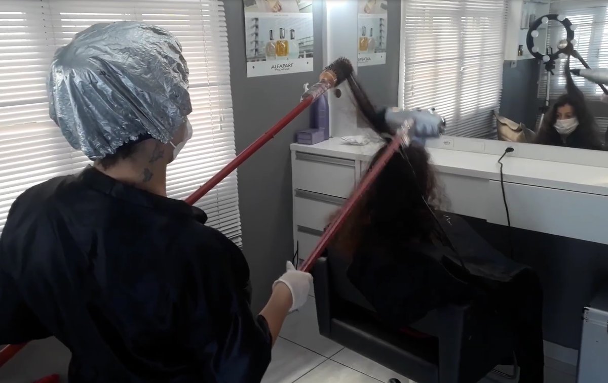 В Бразилии парикмахер сделала клиентке укладку палками в руках