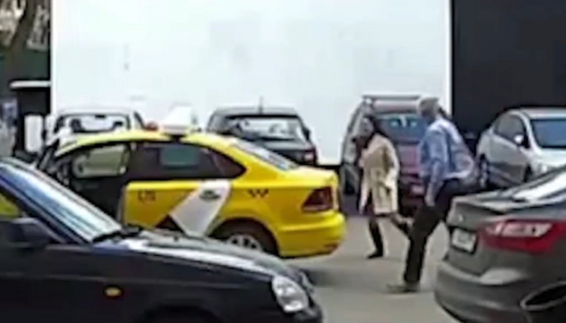 Драка таксиста с пассажиркой. Водитель такси избил