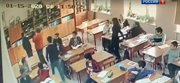 Инцидент с избиентем учительницы в 113-й московской школе, запечатленный на камерах видеонаблюдения, стал темой многочисленных телепередач. Но показали ли они  суть случившегося? 