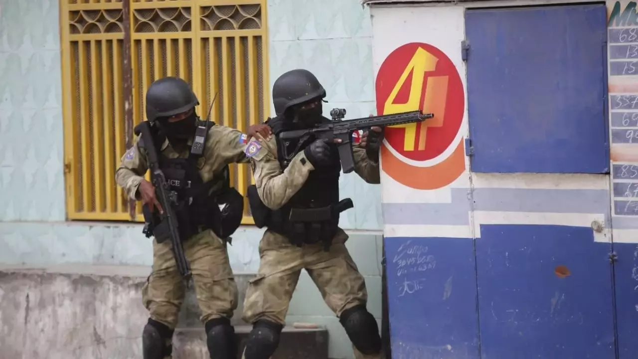 Вооруженные банды напала на главную тюрьму Гаити: освобождены сотни заключенных