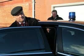 Геннадий Зюганов садится в автомобиль