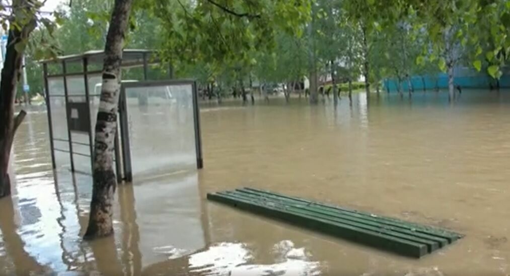 После ливней в Амурской области затопило дороги и сотни домов