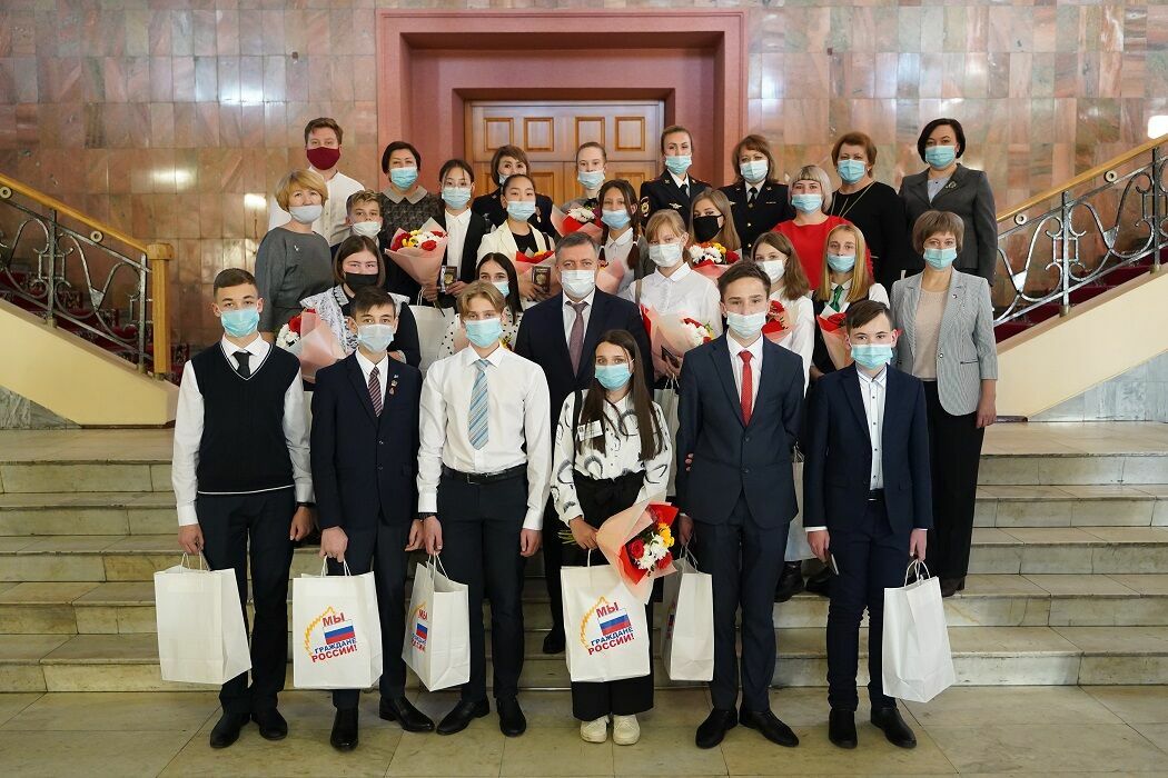 Иркутские школьники получили паспорта из рук губернатора