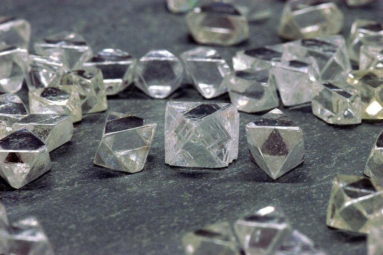 Торговля российскими алмазами резко замедлилась с конца мая 2022 года