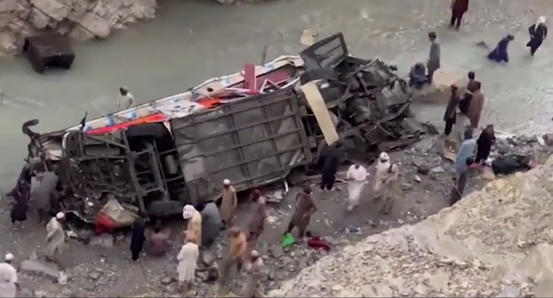В Пакистане автобус с 35 пассажирами упал в ущелье
