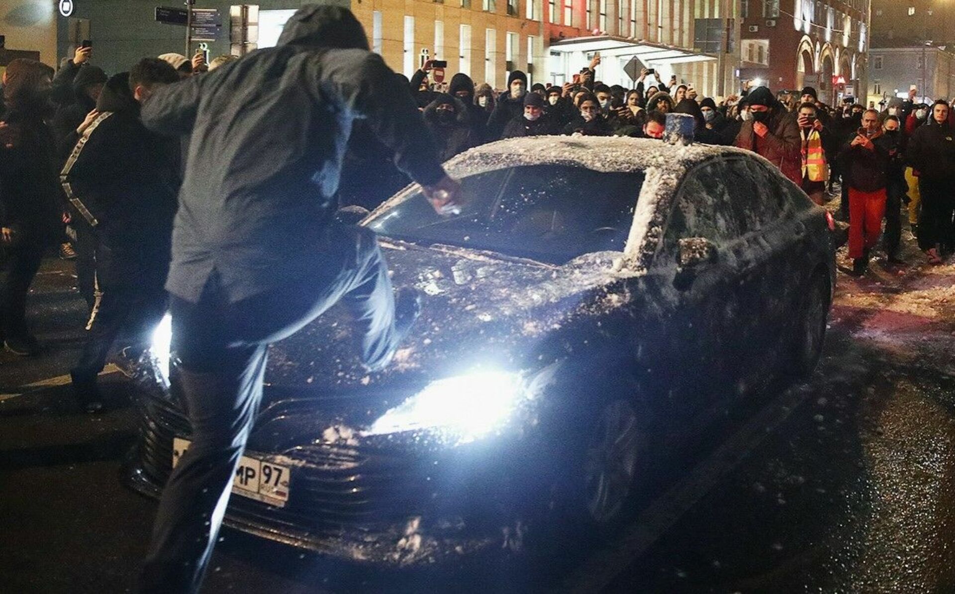 Кидает машину причина. Закидали снежками машину. Разбили автомобиль АМР В Москве. Разбили машины на митинге в Москве.