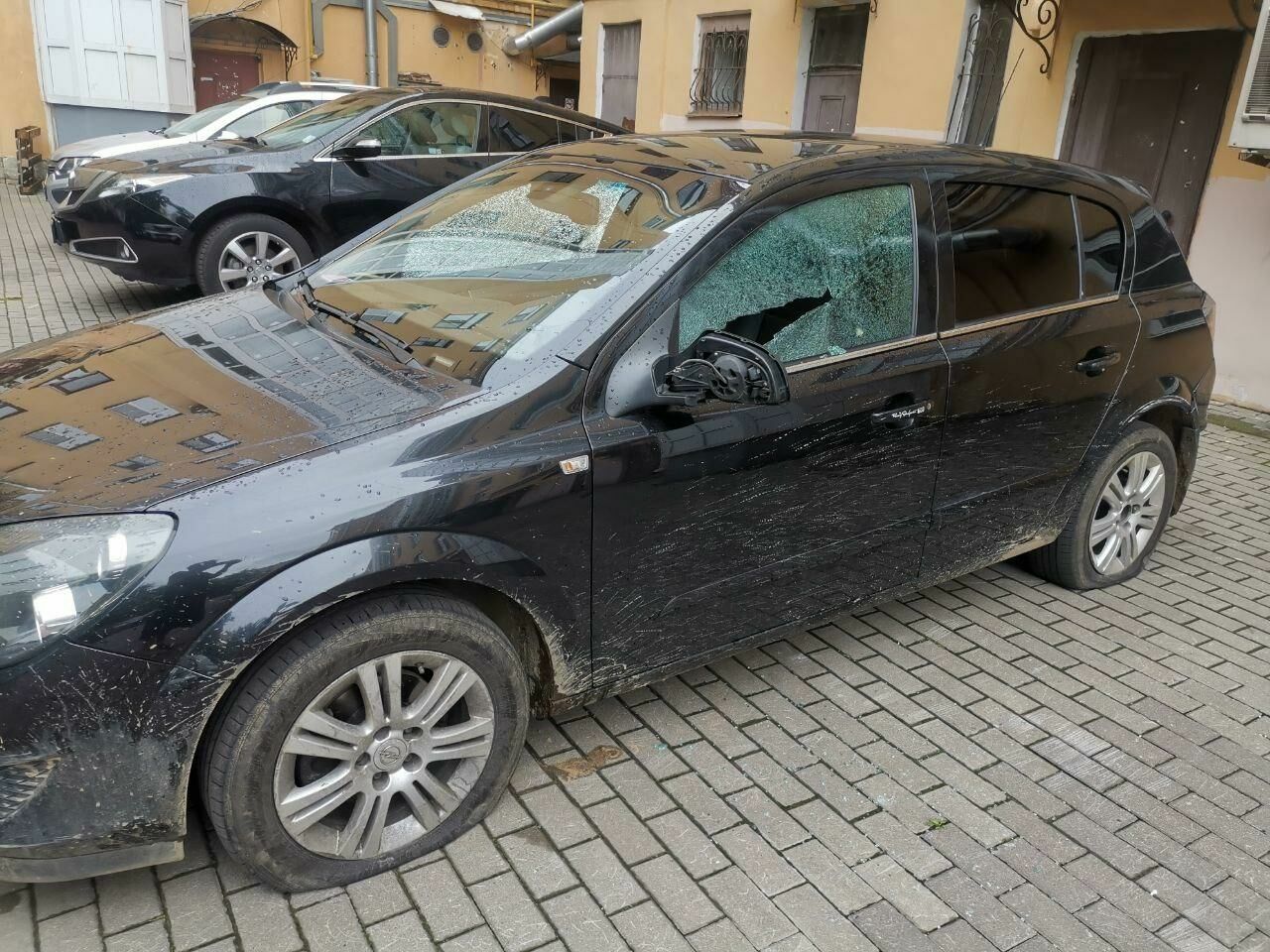 Пострадавшему на голосовании по Конституции журналисту повредили автомобиль