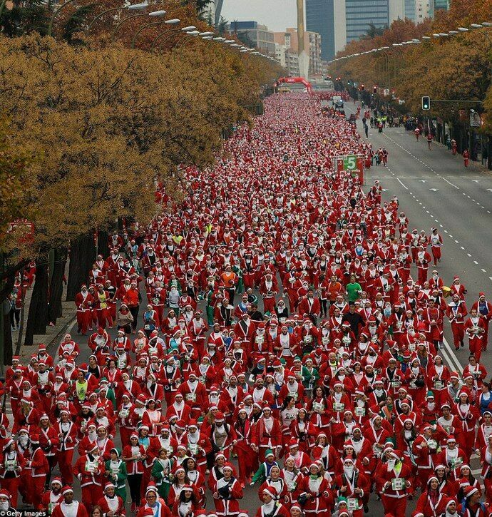 В Мадриде 8000 Санта-Клаусов устроили благотворительный марафон