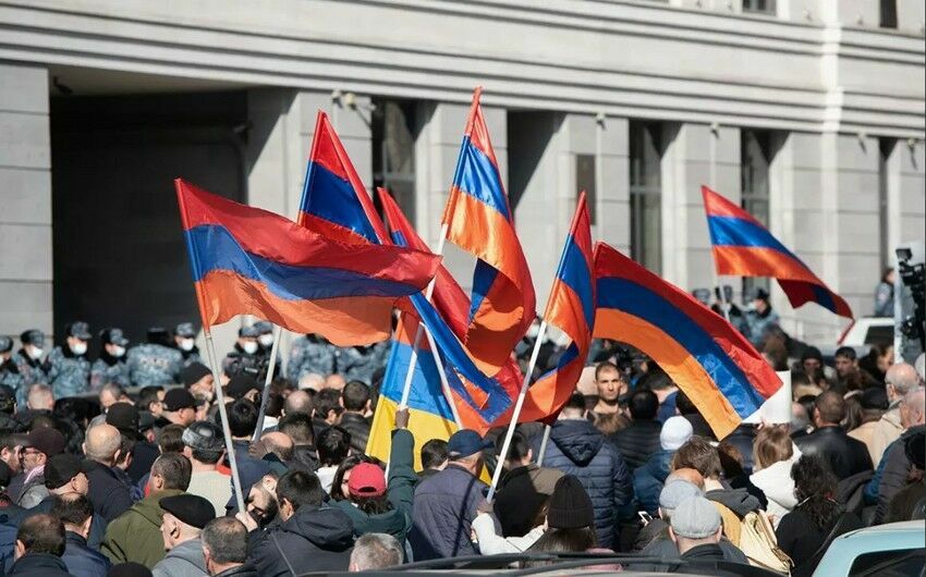 Протестующие против Пашиняна ворвались в здание правительства Армении