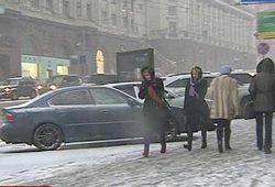 Из-за снежного урагана в Москве водителей просят отказаться от поездок