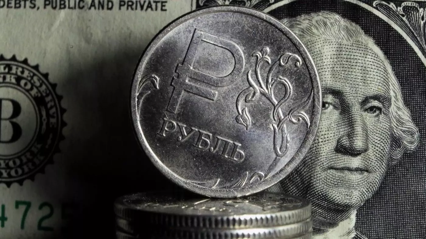Доллар упал до 92 рублей: надолго ли укрепилась российская валюта?